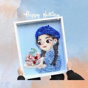 Handcrafted portrait made with preserved fresh flowers, ideal for birthdays, Valentine's Day, and baby's first birthday celebrations.